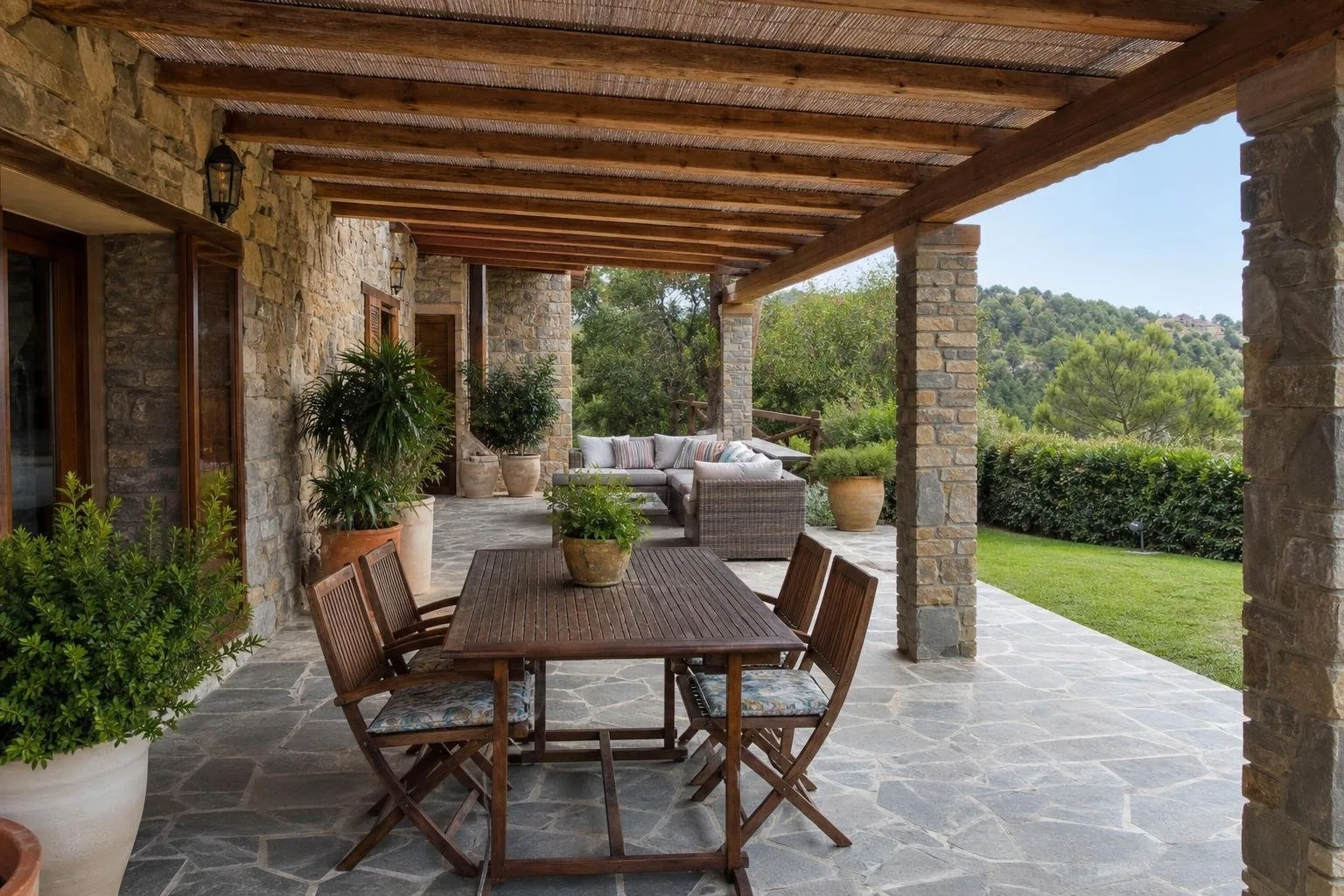 Porche de chalet con pavimento nuevo y pérgola de madera